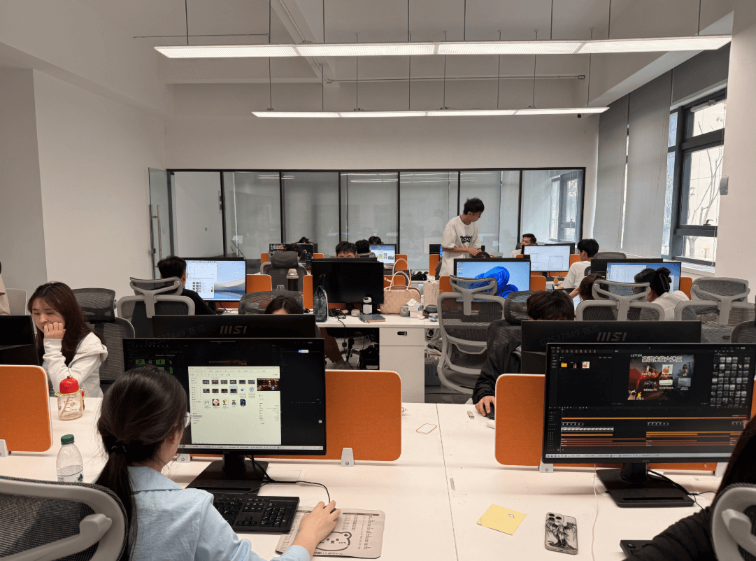 图为学生在进行内容生产培训和实操